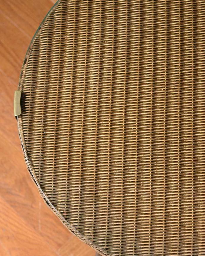 ロイドルーム　アンティーク家具　優雅なティータイムに、アンティークロイドルームテーブル（ガラス天板付き） 。天板を近くで見てみると･･･こんな感じでとってもキレイです！気になる方には新しいガラス天板に取り替えてお届けします。(k-2177-f)