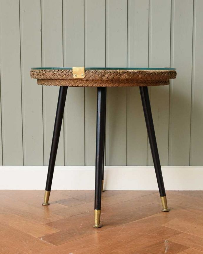 ロイドルーム　アンティーク家具　優雅なティータイムに、アンティークロイドルームテーブル（ガラス天板付き） 。こちら側も、もちろんキレイです！アンティークは新品ではないので、もちろん経年変化によるキズはありますが、専門の職人がキレイにお直しをしているので、どの角度から見てもキレイです。(k-2177-f)