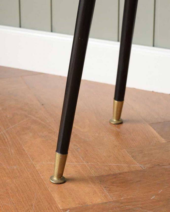 ロイドルーム　アンティーク家具　優雅なティータイムに、アンティークロイドルームテーブル（ガラス天板付き） 。持ち上げなくても移動できます！Handleのアンティークは、脚の裏にフェルトキーパーをお付けしていますので、床を滑らせてれば移動が簡単です。(k-2177-f)