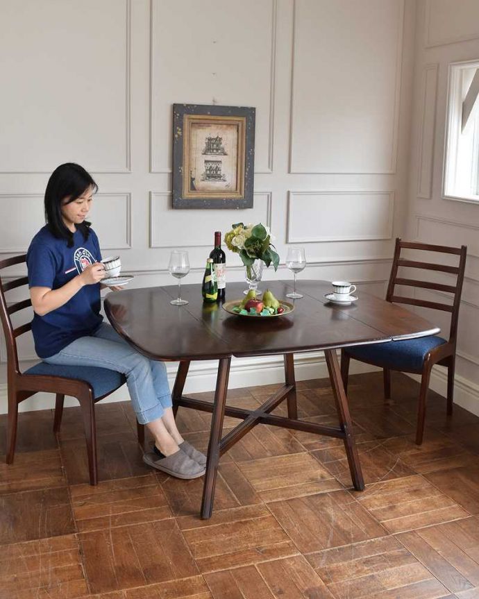 アンティークのテーブル　アンティーク家具　北欧のヴィンテージ家具、アーコールのドロップリーフダイニングテーブル（伸張式）。スッキリとした北欧スタイルのバタフライテーブル。(k-2178-f)