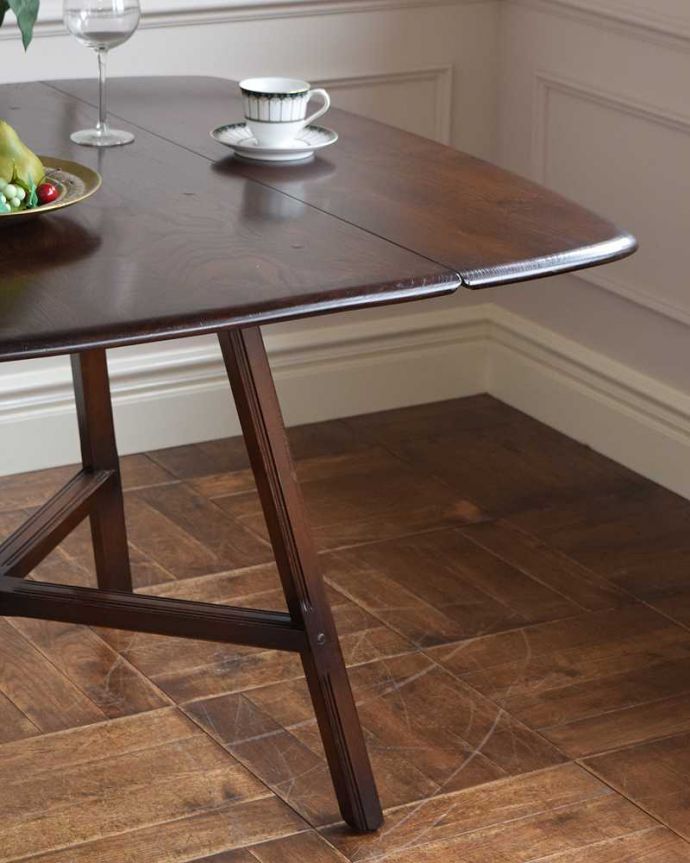 アンティークのテーブル　アンティーク家具　北欧のヴィンテージ家具、アーコールのドロップリーフダイニングテーブル（伸張式）。3WAYで使えちゃう便利さが自慢バタフライテーブルは、3通りの大きさで使える便利なテーブル。(k-2178-f)