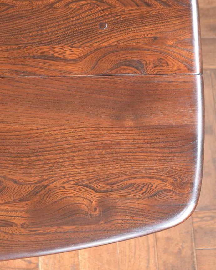 アンティークのテーブル　アンティーク家具　北欧のヴィンテージ家具、アーコールのドロップリーフダイニングテーブル（伸張式）。近づいて見てみると･･･手間暇を掛けてアンティーク家具専門の職人が丁寧に修復した天板は、木目も美しいんです。(k-2178-f)