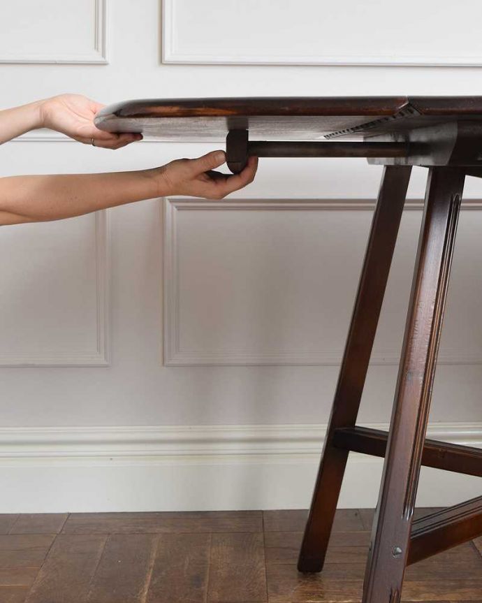 アンティークのテーブル　アンティーク家具　北欧のヴィンテージ家具、アーコールのドロップリーフダイニングテーブル（伸張式）。あっという間にサイズが変わる！天板を上に持ち上げて脚を動かすだけで、あっという間にサイズが大きく変わります。(k-2178-f)