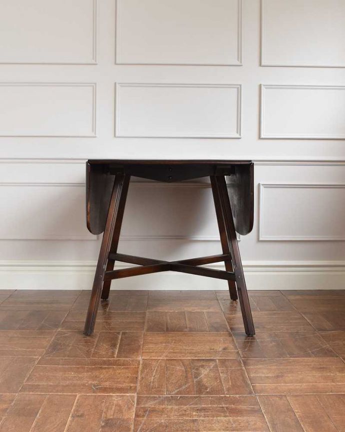 アンティークのテーブル　アンティーク家具　北欧のヴィンテージ家具、アーコールのドロップリーフダイニングテーブル（伸張式）。横から見てみると･･･テーブルを横から見るとこんな感じ。(k-2178-f)