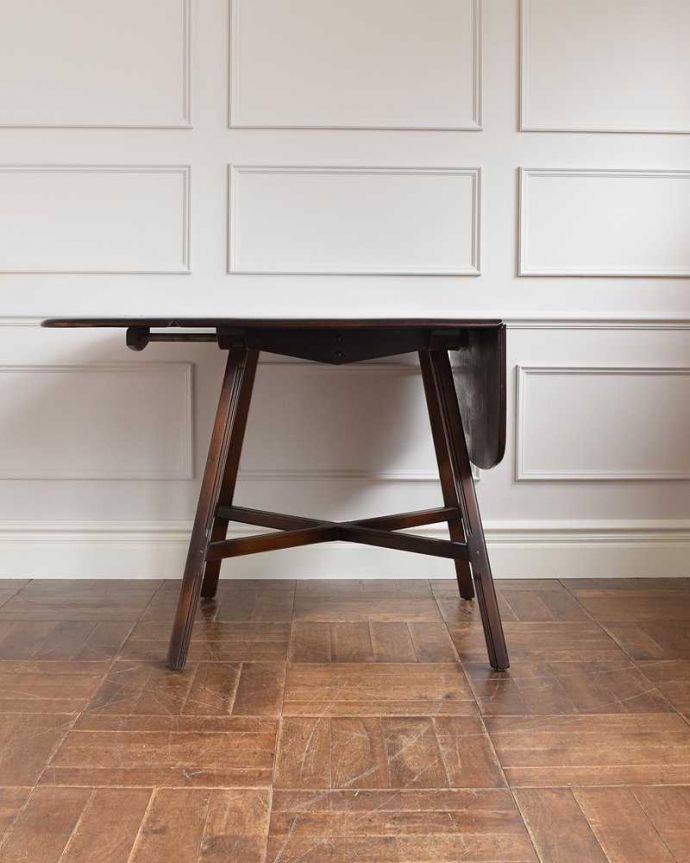 アンティークのテーブル　アンティーク家具　北欧のヴィンテージ家具、アーコールのドロップリーフダイニングテーブル（伸張式）。片方だけ開いても･･･片方の羽を開くとこんな感じです。(k-2178-f)