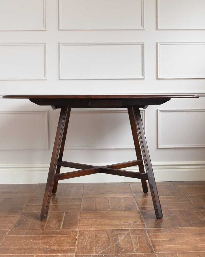 アンティークのテーブル　アンティーク家具　北欧のヴィンテージ家具、アーコールのドロップリーフダイニングテーブル（伸張式）。クルッと回転。(k-2178-f)