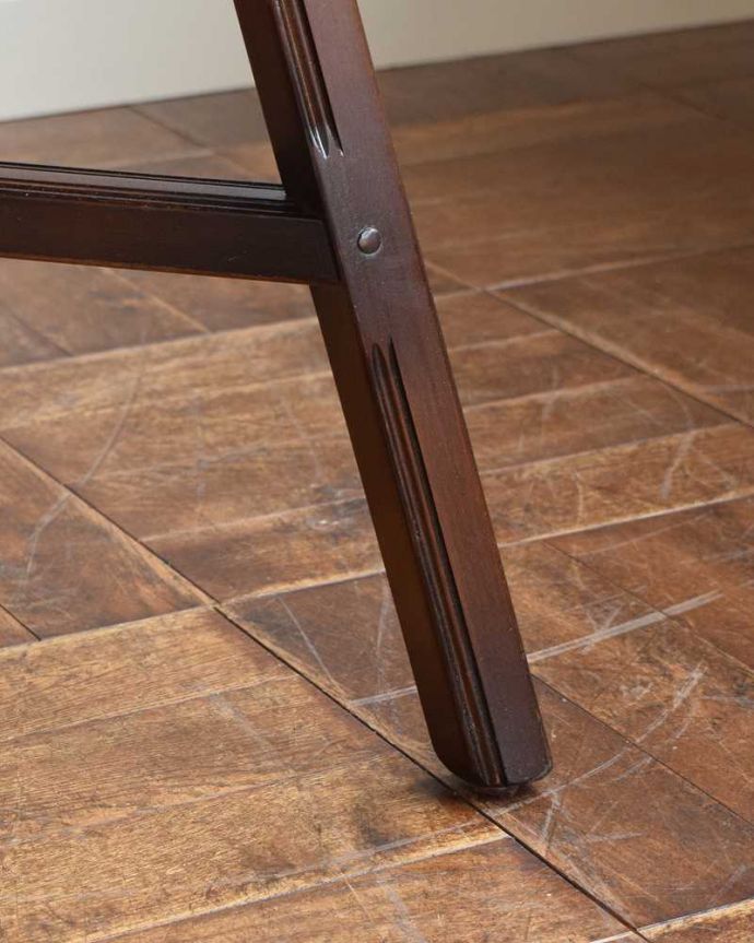 アンティークのテーブル　アンティーク家具　北欧のヴィンテージ家具、アーコールのドロップリーフダイニングテーブル（伸張式）。持ち上げなくても移動できます！Handleのアンティークは、脚の裏にフェルトキーパーをお付けしていますので、持ち上げなくても床を滑らせれば女性でも簡単に移動させることが出来ます。(k-2178-f)