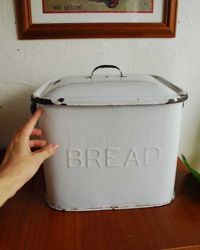 アンティーク ホーロー・アイアン製の雑貨 アンティーク雑貨 エンボスの書体が可愛いイギリス輸入雑貨、アンティークのブレッド缶。お洒落に収納できちゃうキッチンやパントリー、パウダールームや子供部屋で日用品を入れてお使い下さい。(k-2178-z)