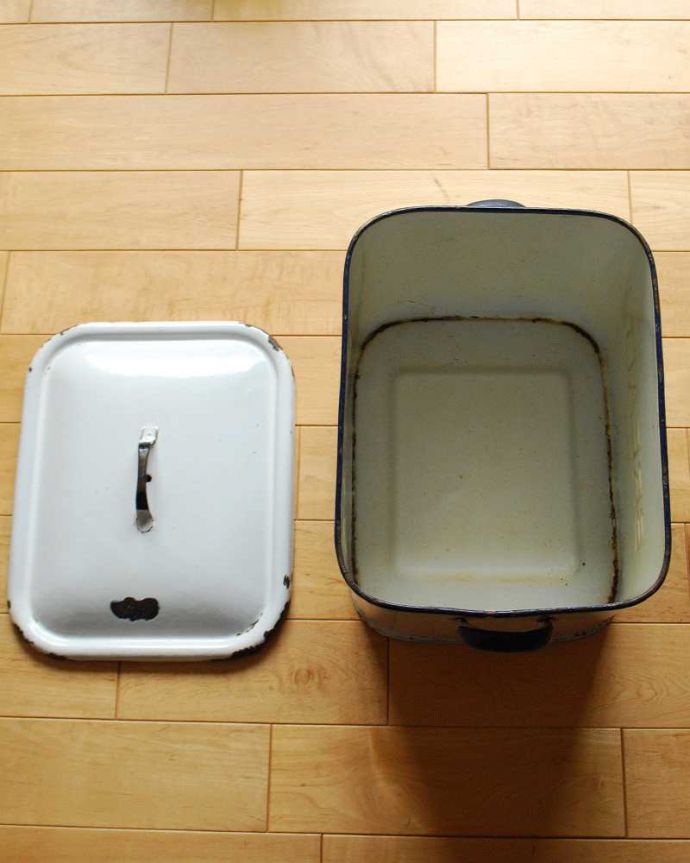 アンティーク ホーロー・アイアン製の雑貨 アンティーク雑貨 エンボスの書体が可愛いイギリス輸入雑貨、アンティークのブレッド缶。中はこんな感じですアンティークは新品ではなので多少のキズ・汚れがある場合がありますが、使用上問題はありませんので、ご了承下さい。(k-2178-z)