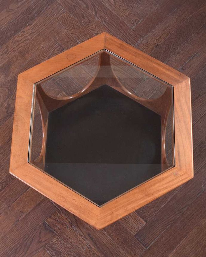 G-PLAN(Gプラン)　アンティーク家具　ヴィンテージの北欧インテリア、六角形がお洒落なガラス天板のG-PLANコーヒーテーブル。上から見るとこんな感じ。(k-2179-f)