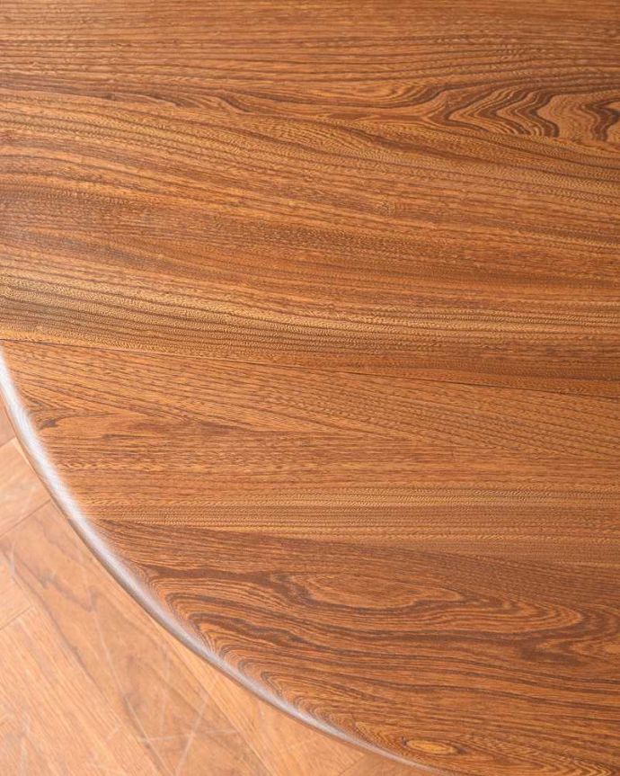 アーコールの家具　アンティーク家具　英国の老舗メーカーアーコールのアンティークダイニングテーブル（伸張式テーブル） 。近づいて見てみると･･･手間暇を掛けてアンティーク家具専門の職人が丁寧に修復した天板は、木目も美しいんです。(k-2180-f)