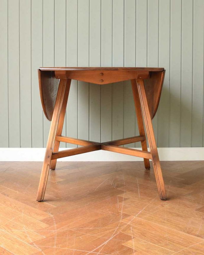 アーコールの家具　アンティーク家具　英国の老舗メーカーアーコールのアンティークダイニングテーブル（伸張式テーブル） 。横から見てみると･･･テーブルを横から見るとこんな感じ。(k-2180-f)