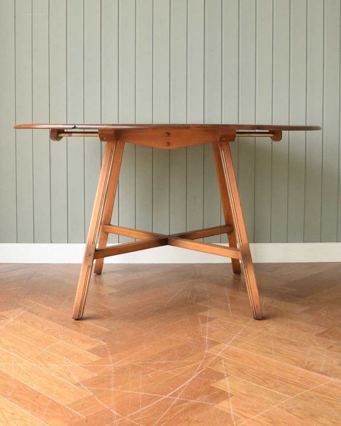 アーコールの家具　アンティーク家具　英国の老舗メーカーアーコールのアンティークダイニングテーブル（伸張式テーブル） 。両方開いたらこんな感じ開いても閉じても、自由に使える便利さが魅力です。(k-2180-f)