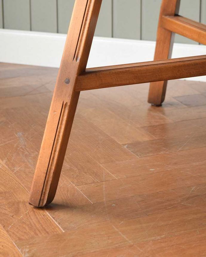 アーコールの家具　アンティーク家具　英国の老舗メーカーアーコールのアンティークダイニングテーブル（伸張式テーブル） 。持ち上げなくても移動できます！Handleのアンティークは、脚の裏にフェルトキーパーをお付けしていますので、持ち上げなくても床を滑らせれば女性でも簡単に移動させることが出来ます。(k-2180-f)