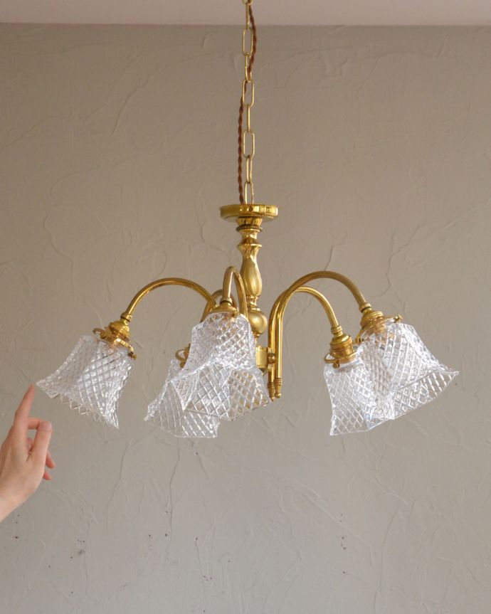 シャンデリア　照明・ライティング　イギリスの真鍮製照明、ガラスシェード付きのアンティークシャンデリア（５灯）。。(k-2180-z)