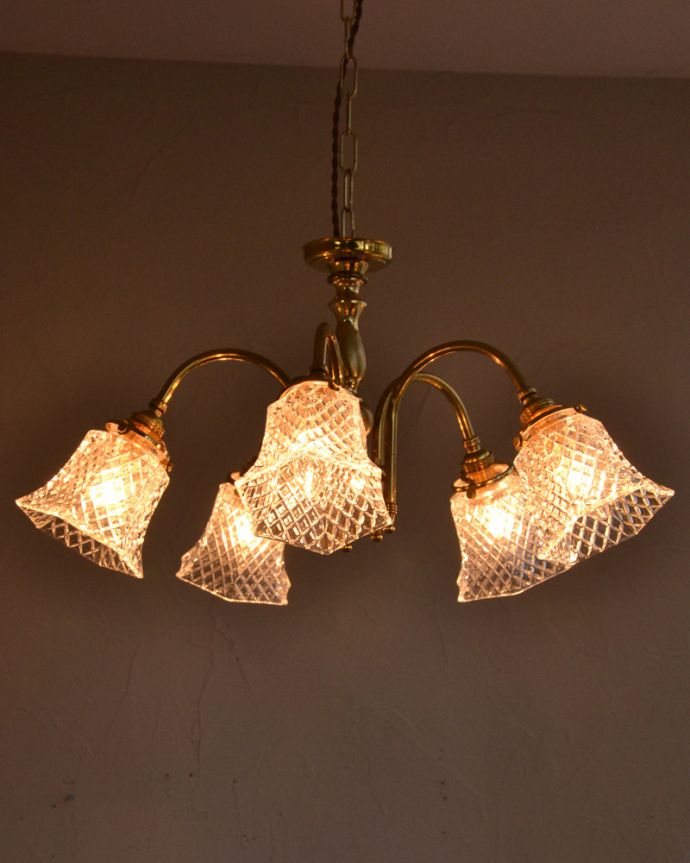 シャンデリア　照明・ライティング　イギリスの真鍮製照明、ガラスシェード付きのアンティークシャンデリア（５灯）。。(k-2180-z)