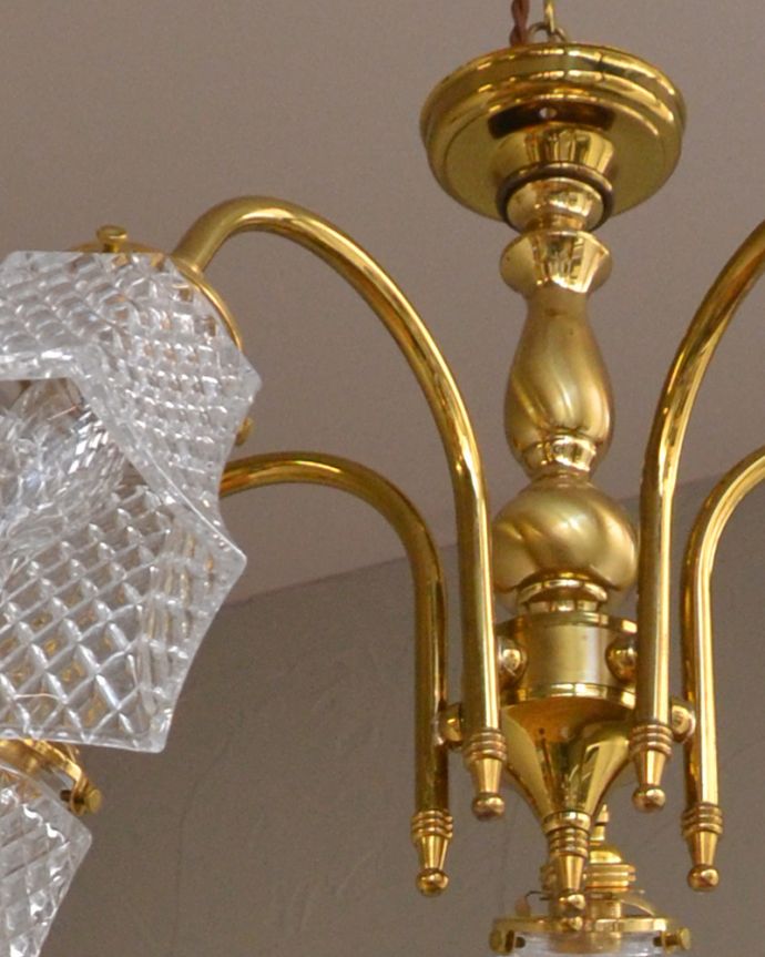 シャンデリア　照明・ライティング　イギリスの真鍮製照明、ガラスシェード付きのアンティークシャンデリア（５灯）。。(k-2180-z)