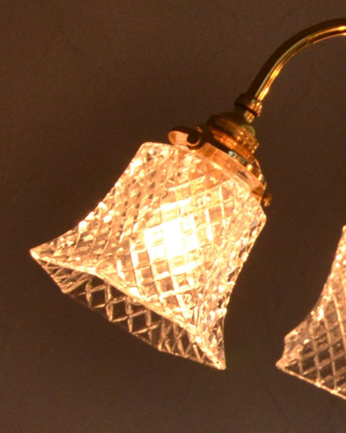 シャンデリア　照明・ライティング　イギリスの真鍮製照明、ガラスシェード付きのアンティークシャンデリア（５灯）。。(k-2180-z)