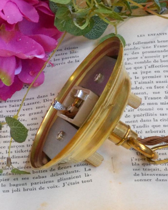 シャンデリア　照明・ライティング　イギリスの真鍮製照明、ガラスシェード付きのアンティークシャンデリア（５灯）。。(k-2180-z)