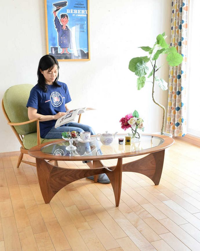 G-PLAN(Gプラン) アンティーク家具 北欧デザインのヴィンテージ家具、ガラストップのG-PLANのコーヒーテーブル 。女性っぽいシンプルさがカッコいいG-PLANG-PLANの定番は天板がガラスなので女性から見てもバツグンの使いやすさ。(k-2181-f)