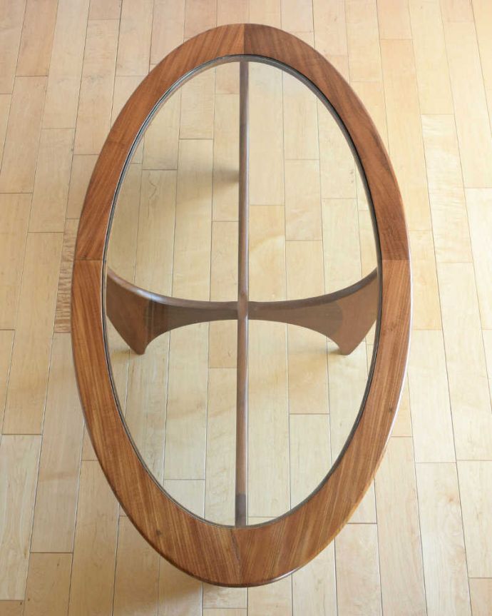 G-PLAN(Gプラン) アンティーク家具 北欧デザインのヴィンテージ家具、ガラストップのG-PLANのコーヒーテーブル 。上から見るとこんな感じ。(k-2181-f)