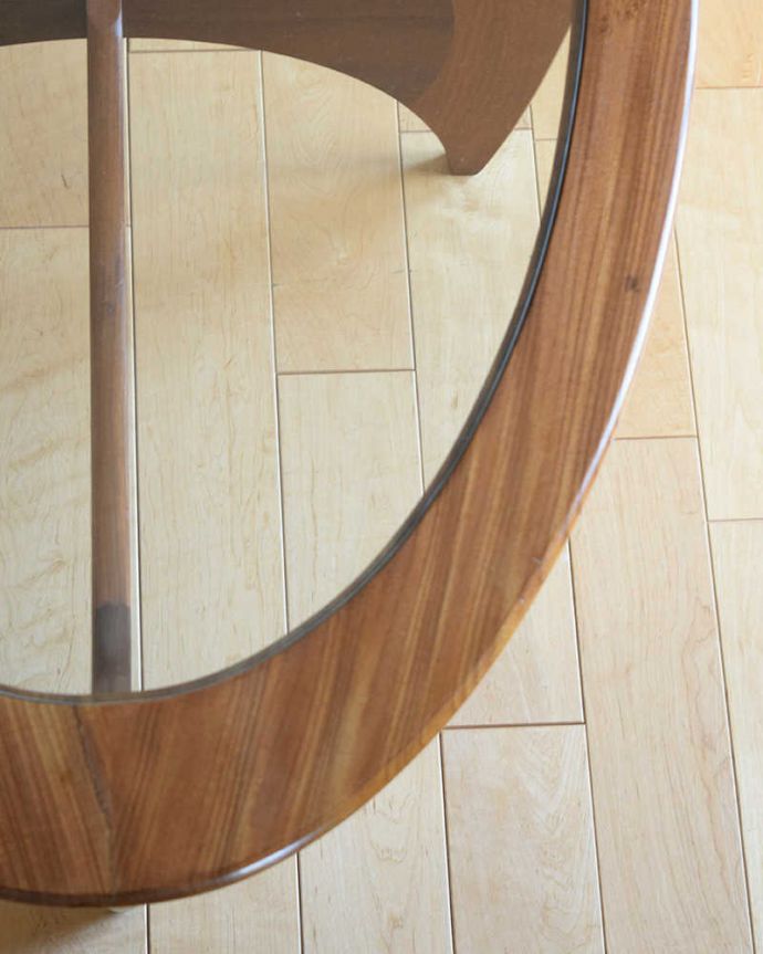 G-PLAN(Gプラン) アンティーク家具 北欧デザインのヴィンテージ家具、ガラストップのG-PLANのコーヒーテーブル 。天板を近くで見てみると・・・こんな感じでとってもキレイです!気になる方には新しいガラス天板に取り替えてお届けします。(k-2181-f)