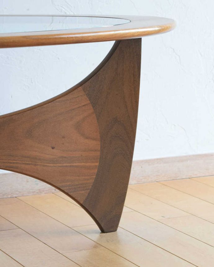 G-PLAN(Gプラン) アンティーク家具 北欧デザインのヴィンテージ家具、ガラストップのG-PLANのコーヒーテーブル 。女性1人でラクラク運べちゃう仕掛けHandleのアンティークは、脚の裏にフェルトキーパーをお付けしています。(k-2181-f)