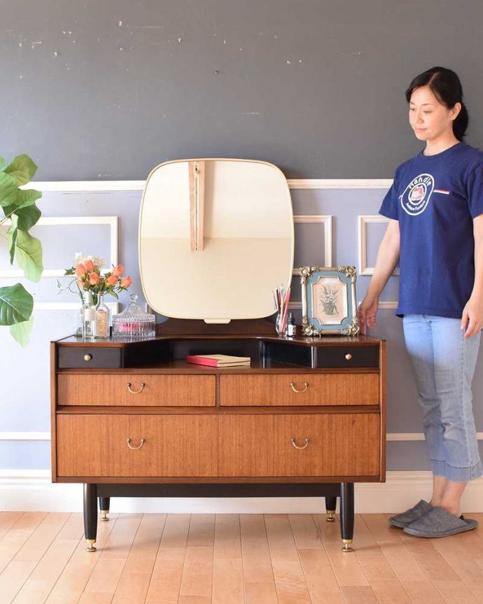 G-PLAN(Gプラン) アンティーク家具 G-PLANのヴィンテージ家具、北欧スタイルのドレッシングチェスト(トラー&ブラック) 。クールに決まる北欧スタイルのドレッサースッキリとシンプルな北欧スタイルのドレッシングチェストは、どんなお部屋にもカッコよく似合います(モデルの身長は159cmです)。(k-2182-f)