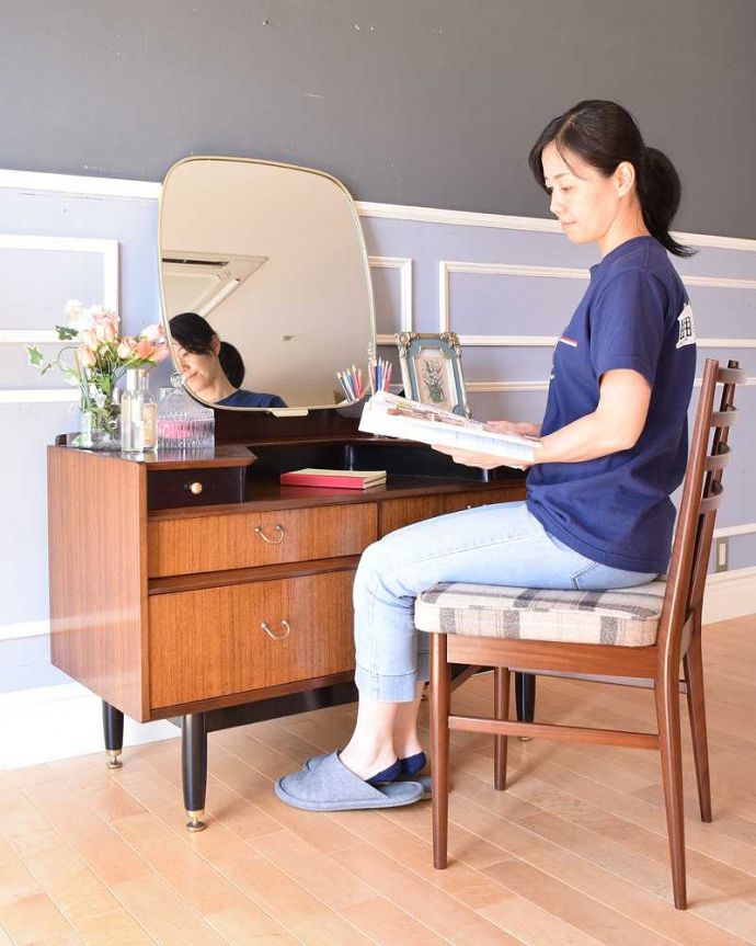 G-PLAN(Gプラン) アンティーク家具 G-PLANのヴィンテージ家具、北欧スタイルのドレッシングチェスト(トラー&ブラック) 。自分だけの時間がカッコよく過ごせるカッコよさたっぷり収納できるチェストの上にミラーが乗っている感じのこのスタイルにしてはめずらしいデザインなので、カッコよさだけじゃなく実用的に使える実力派。(k-2182-f)