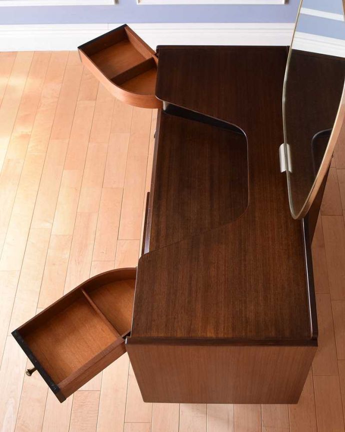 G-PLAN(Gプラン) アンティーク家具 G-PLANのヴィンテージ家具、北欧スタイルのドレッシングチェスト(トラー&ブラック) 。デスクとしても使える広々天板広々とした天板の上はデスクとしても使えるように塗装もキレイに修復しました。(k-2182-f)