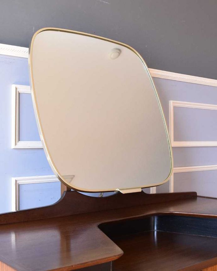 G-PLAN(Gプラン) アンティーク家具 G-PLANのヴィンテージ家具、北欧スタイルのドレッシングチェスト(トラー&ブラック) 。お部屋を広く見せてくれる大きなミラー大きなミラーは身だしなみを整えるのはもちろん、お部屋を広く見せてくれる効果もあります。(k-2182-f)