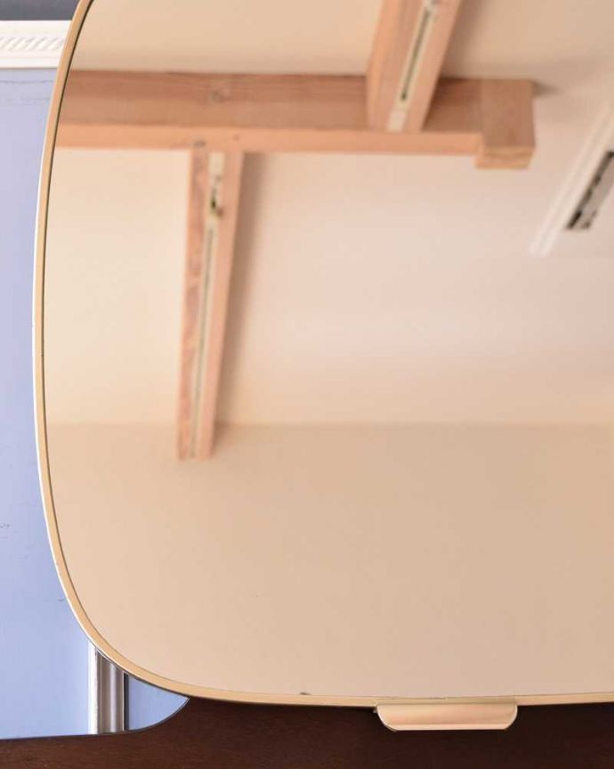 G-PLAN(Gプラン) アンティーク家具 G-PLANのヴィンテージ家具、北欧スタイルのドレッシングチェスト(トラー&ブラック) 。近くで見ると・・・鏡がキレイな状態のものを選んできました。(k-2182-f)