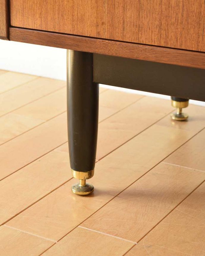 G-PLAN(Gプラン) アンティーク家具 G-PLANのヴィンテージ家具、北欧スタイルのドレッシングチェスト(トラー&ブラック) 。女性1人でラクラク運べちゃう仕掛けHandleのアンティークは、脚の裏にフェルトキーパーをお付けしています。(k-2182-f)