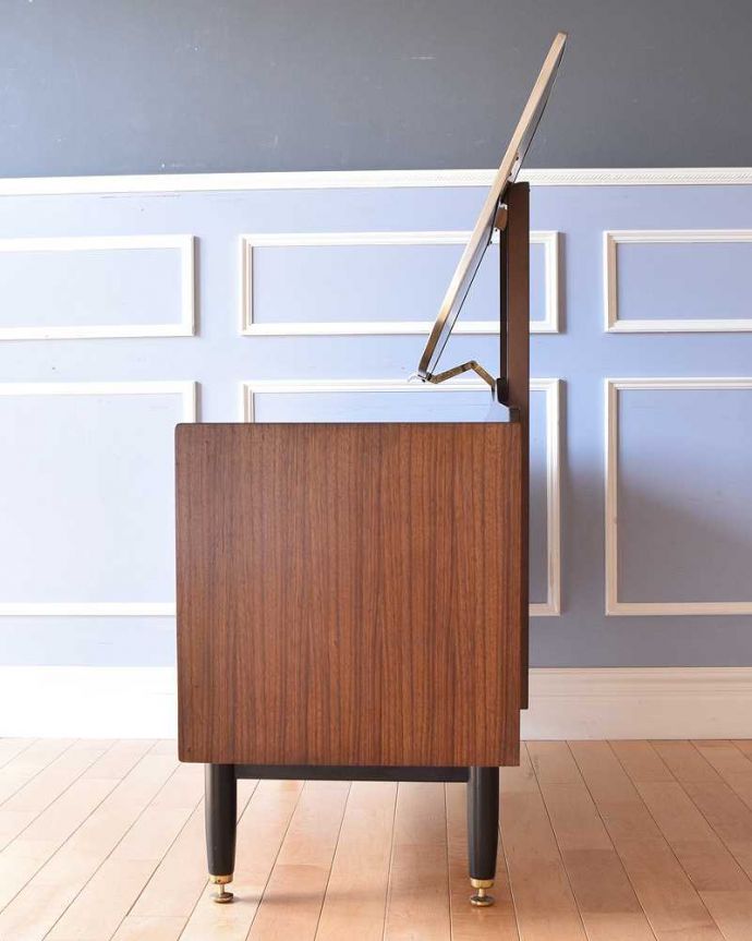 G-PLAN(Gプラン) アンティーク家具 G-PLANのヴィンテージ家具、北欧スタイルのドレッシングチェスト(トラー&ブラック) 。横から見てもカッコいい北欧スタイルの家具は横から見てもクール。(k-2182-f)