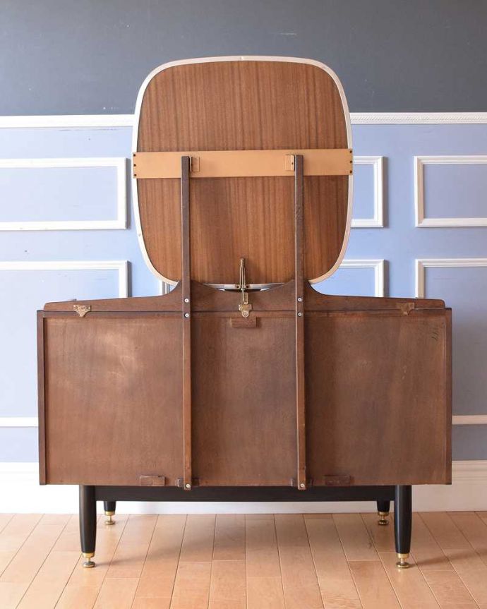 G-PLAN(Gプラン) アンティーク家具 G-PLANのヴィンテージ家具、北欧スタイルのドレッシングチェスト(トラー&ブラック) 。後ろ姿もキレイです。(k-2182-f)