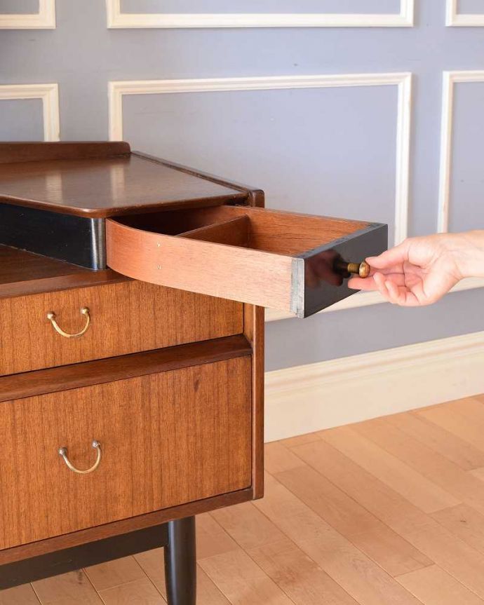 G-PLAN(Gプラン) アンティーク家具 G-PLANのヴィンテージ家具、北欧スタイルのドレッシングチェスト(トラー&ブラック) 。一段目の引き出しはこんな感じちょっと変わった開き方の引き出しです。(k-2182-f)