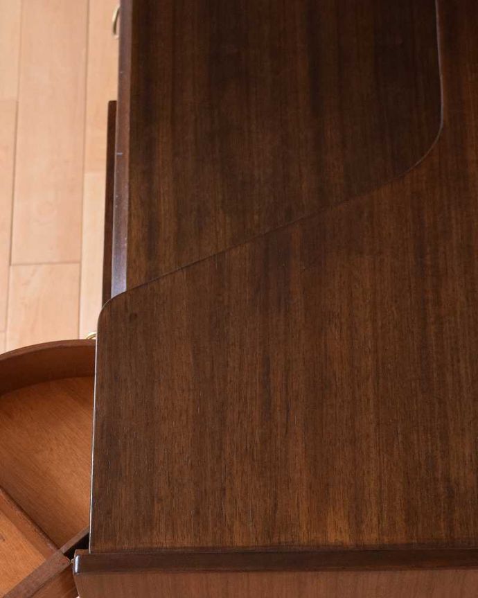 G-PLAN(Gプラン) アンティーク家具 G-PLANのヴィンテージ家具、北欧スタイルのドレッシングチェスト(トラー&ブラック) 。天板の塗装もキレイに仕上げましたヴィンテージの家具は新品ではないのでキズや汚れはありますが、デスクとしても使えるように天板もしっかりキレイに修復しました。(k-2182-f)