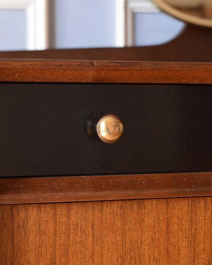 G-PLAN(Gプラン) アンティーク家具 G-PLANのヴィンテージ家具、北欧スタイルのドレッシングチェスト(トラー&ブラック) 。取っ手もデザインの一部デザインの一部になっているカッコいい取っ手。(k-2182-f)
