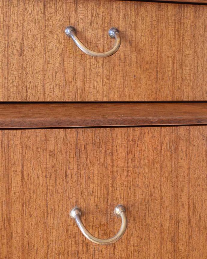 G-PLAN(Gプラン) アンティーク家具 G-PLANのヴィンテージ家具、北欧スタイルのドレッシングチェスト(トラー&ブラック) 。アクセサリーの様な取っ手。(k-2182-f)