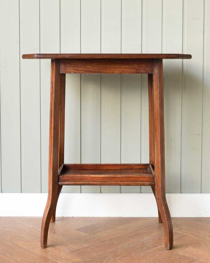 アンティークのテーブル　アンティーク家具　象嵌が優雅なアンティークオケージョナルテーブル、木目が美しい英国家具。こちら側も、もちろんキレイです！アンティークは新品ではないので、もちろん経年変化によるキズはありますが、専門の職人がキレイにお直しをしているので、どの角度から見てもキレイです。(k-2184-f)