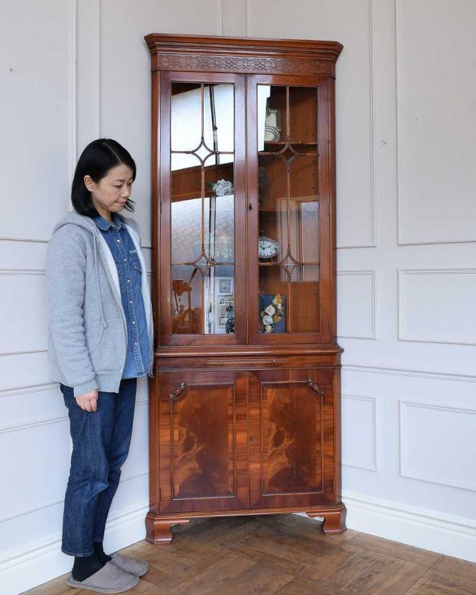 アンティークのキャビネット　アンティーク家具　木目が美しい英国のアンティーク家具、お部屋の角に置けるコーナーキャビネット。お部屋を角から格上げしてくれますインテリアの素敵な国から来た家具は使い方も美しい･･･お部屋の角から華やかな雰囲気を作ってくれます。(k-2186-f)
