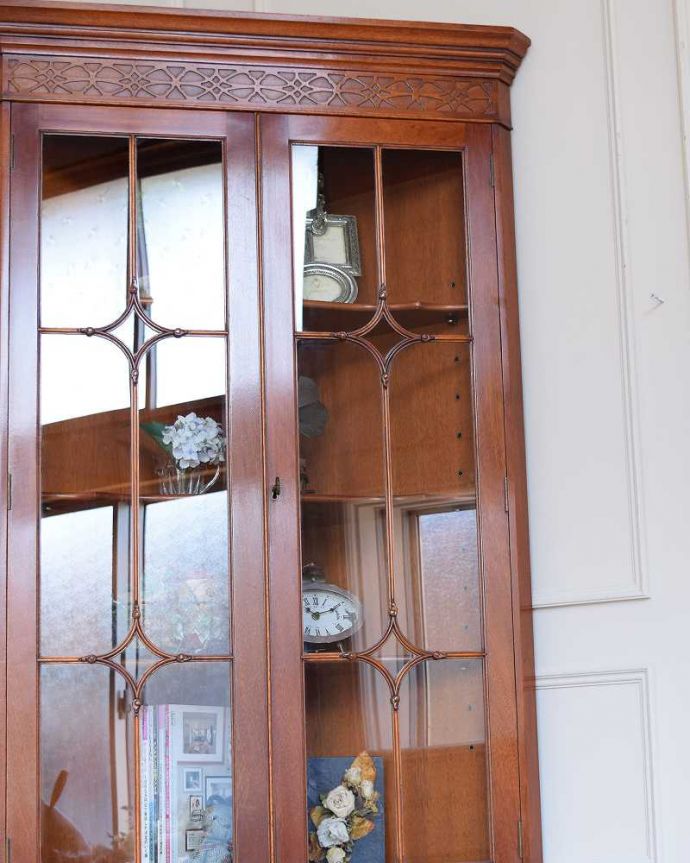 アンティークのキャビネット　アンティーク家具　木目が美しい英国のアンティーク家具、お部屋の角に置けるコーナーキャビネット。お部屋の角にピタッと収まる飾り棚お部屋の角にピッタリ収まっちゃうから、どこでも使える便利なコーナーキャビネット。(k-2186-f)