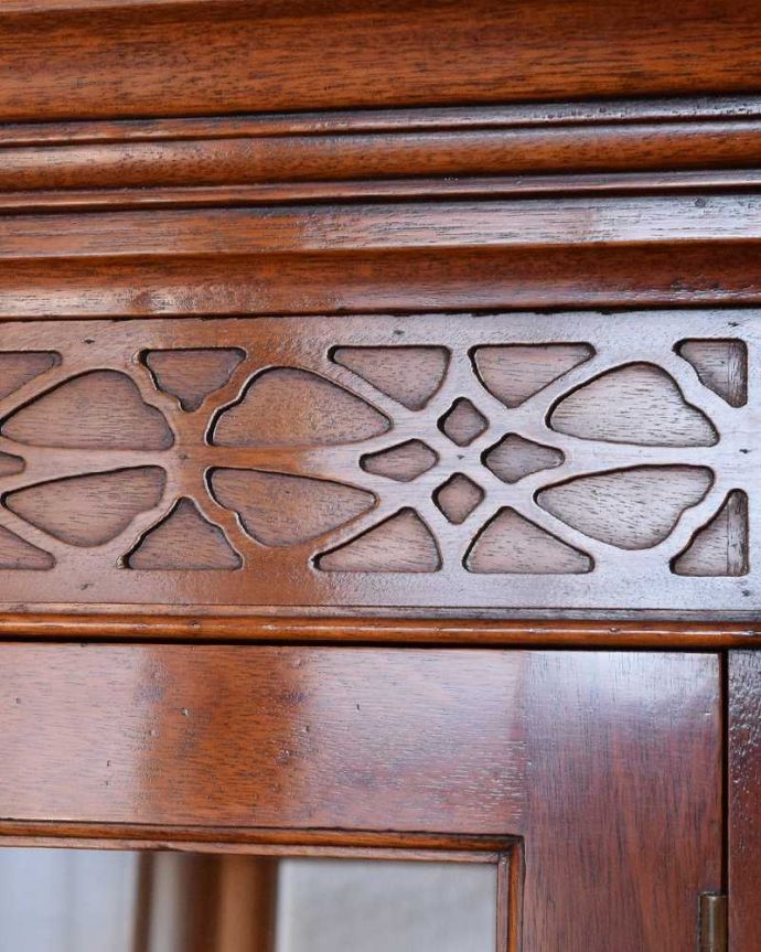 アンティークのキャビネット　アンティーク家具　木目が美しい英国のアンティーク家具、お部屋の角に置けるコーナーキャビネット。ここの彫も最上級の美しさいろんな部分の美しさが重なり合って、最上級の美しさを醸し出してくれます。(k-2186-f)
