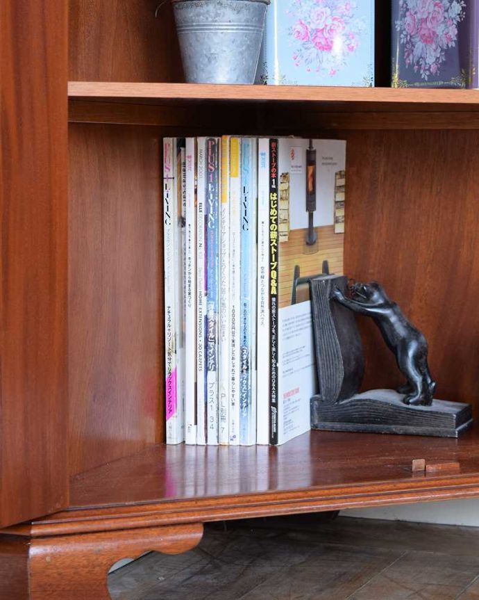 アンティークのキャビネット　アンティーク家具　木目が美しい英国のアンティーク家具、お部屋の角に置けるコーナーキャビネット。扉の中は収納たっぷりA4サイズの雑誌までしっかり収納出来ちゃう大きさ。(k-2186-f)