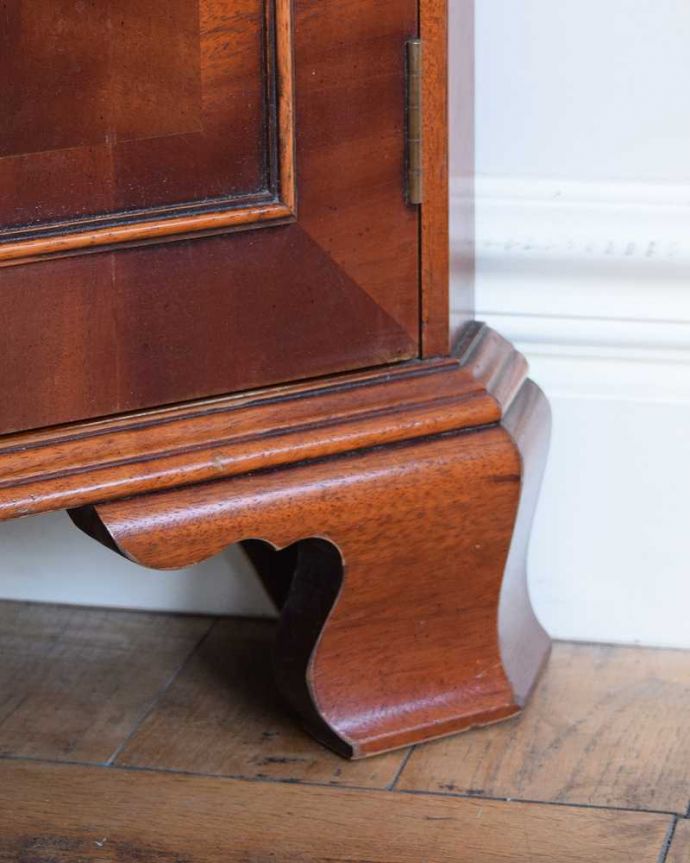 アンティークのキャビネット　アンティーク家具　木目が美しい英国のアンティーク家具、お部屋の角に置けるコーナーキャビネット。女性１人でラクラク運べちゃうんですHandleのアンティークは、脚の裏にフェルトキーパーをお付けしています。(k-2186-f)