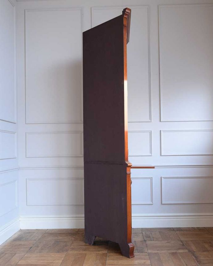 アンティークのキャビネット　アンティーク家具　木目が美しい英国のアンティーク家具、お部屋の角に置けるコーナーキャビネット。横から見ると、こんな感じ壁にピタッと収まる部分は三角形になっています。(k-2186-f)