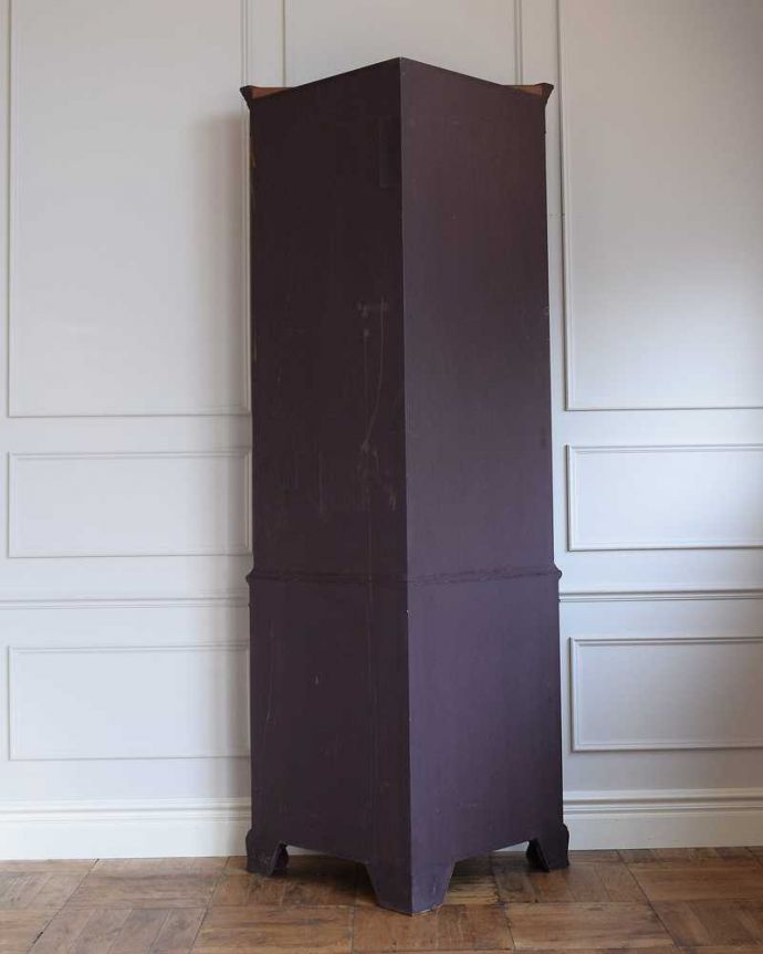 アンティークのキャビネット　アンティーク家具　木目が美しい英国のアンティーク家具、お部屋の角に置けるコーナーキャビネット。壁で見えないけれど、後ろ姿もキレイです見えない部分もきちんと修復しているので、キレイに仕上がっています。(k-2186-f)