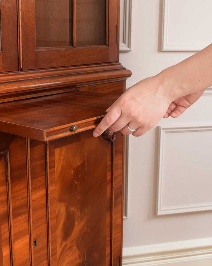 アンティークのキャビネット　アンティーク家具　木目が美しい英国のアンティーク家具、お部屋の角に置けるコーナーキャビネット。便利に使える作業台付き引っ張り出すと、ちょっとモノを置いて使うのに便利なスライドトレイが出てきます。(k-2186-f)