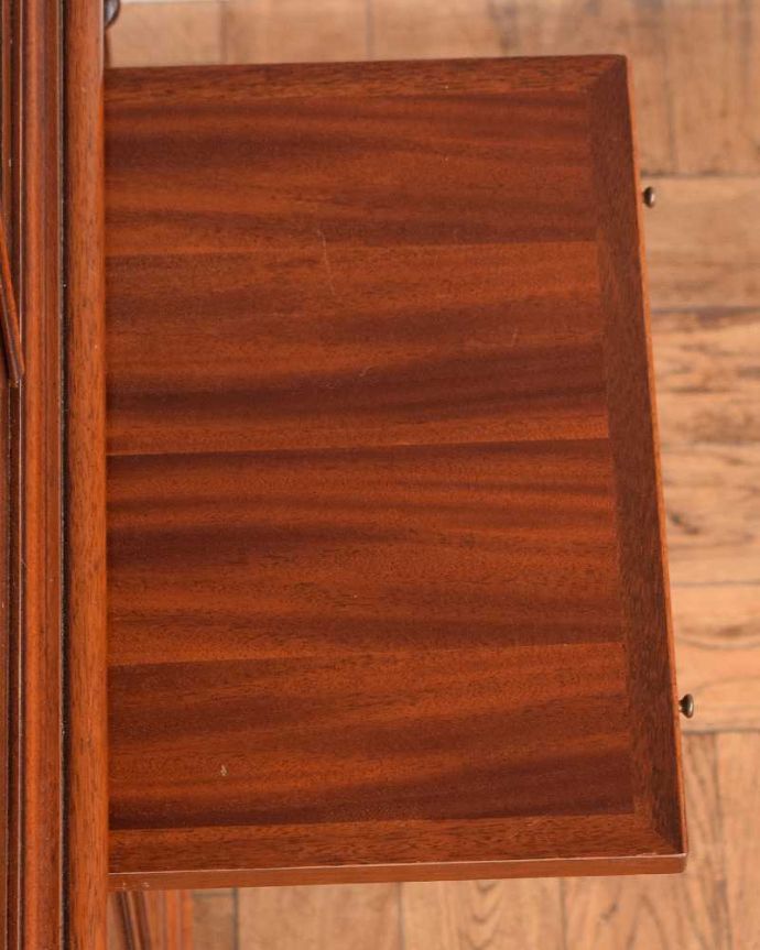 アンティークのキャビネット　アンティーク家具　木目が美しい英国のアンティーク家具、お部屋の角に置けるコーナーキャビネット。あると便利な作業台が付いています修復の時、作業台もキレイに仕上げました。(k-2186-f)