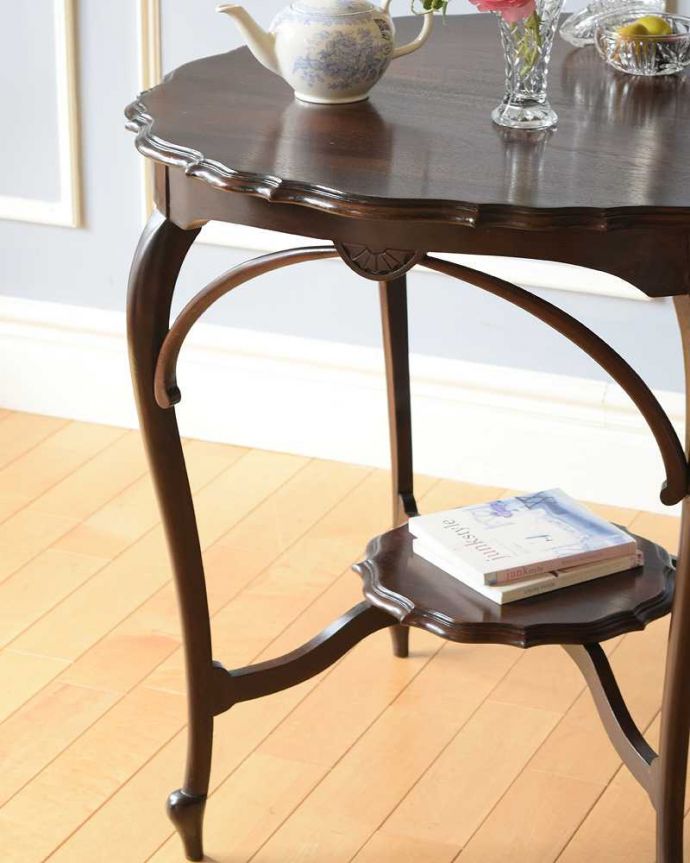 アンティークのテーブル　アンティーク家具　天板のカッティングが可憐、アンティークオケージョナルテーブル。上品で優雅なアンティーク凛とした雰囲気が漂うアンティークらしい立ち姿のテーブル。(k-2187-f)